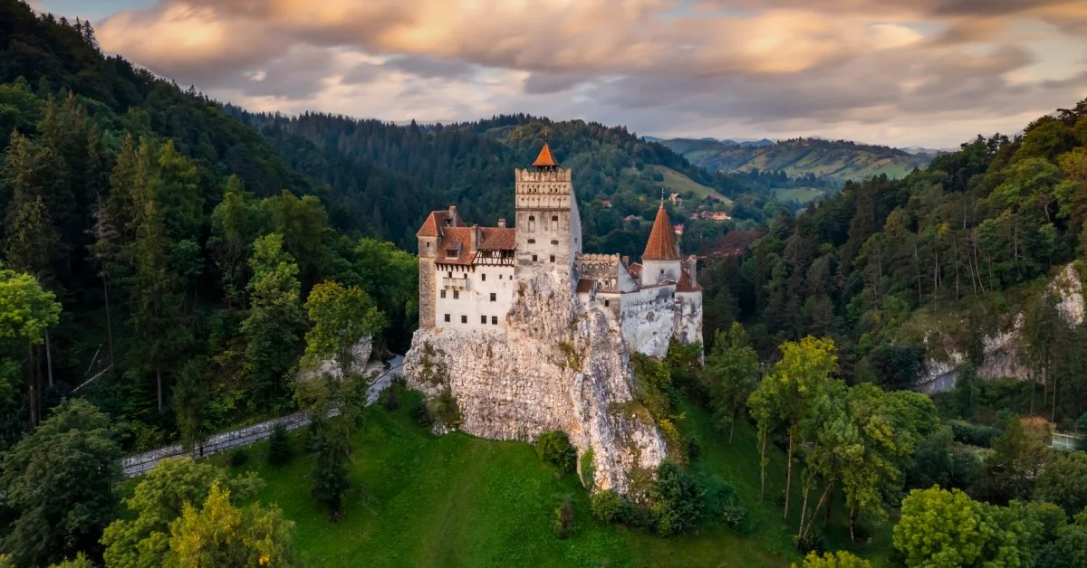 Château de Bran au coucher du soleil Le célèbre château de Dracula en Transylvanie, Roumanie