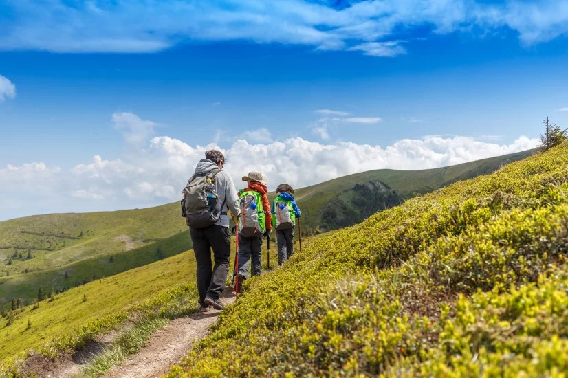 Randonnée femme avec ses enfants dans les montagnes roumaines